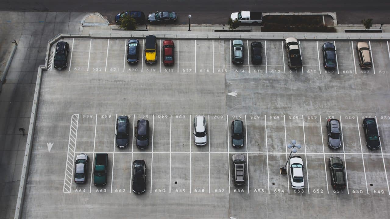 Verkehrsregel „rechts vor links“ gilt nicht auf Parkplätzen!