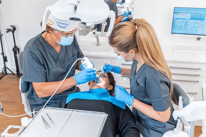 Behandlungsfehler: Zahnverlust nach zu spät behandeltem Kariesbefund – 10.000 €